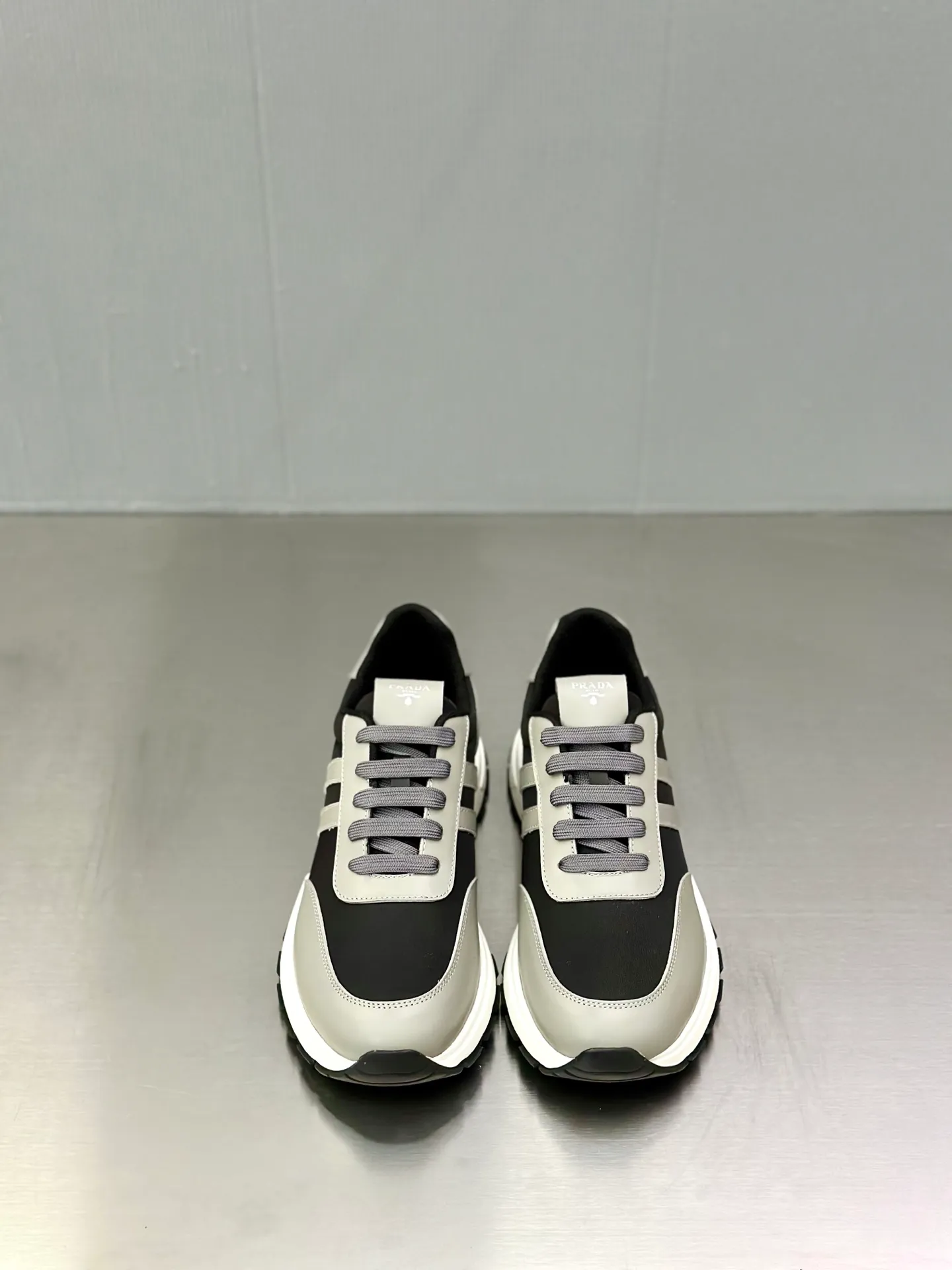 💰740 Prada/Prada men's new mesh stitching sneakers. This sneaker presents a modern version, reinterpreting the brand's archive style with clean lines and smooth details. The shoes are made of calf leather and technical fabric, with a triangular metal logo on the outside, bright TPU decoration on the heel, and a longer and padded inner heel design for a more comfortable fit. The tongue is decorated with a silk-screen logo, and is paired with a hollow rubber sole on the heel. The full cowhide lining comes standard with logo cowhide foot pads, making the upper foot taller, more comfortable, and versatile! Comes with full original packaging! Size: 39-40-41-42-43-44 standard leather shoe size (45 can be customized and does not support returns)